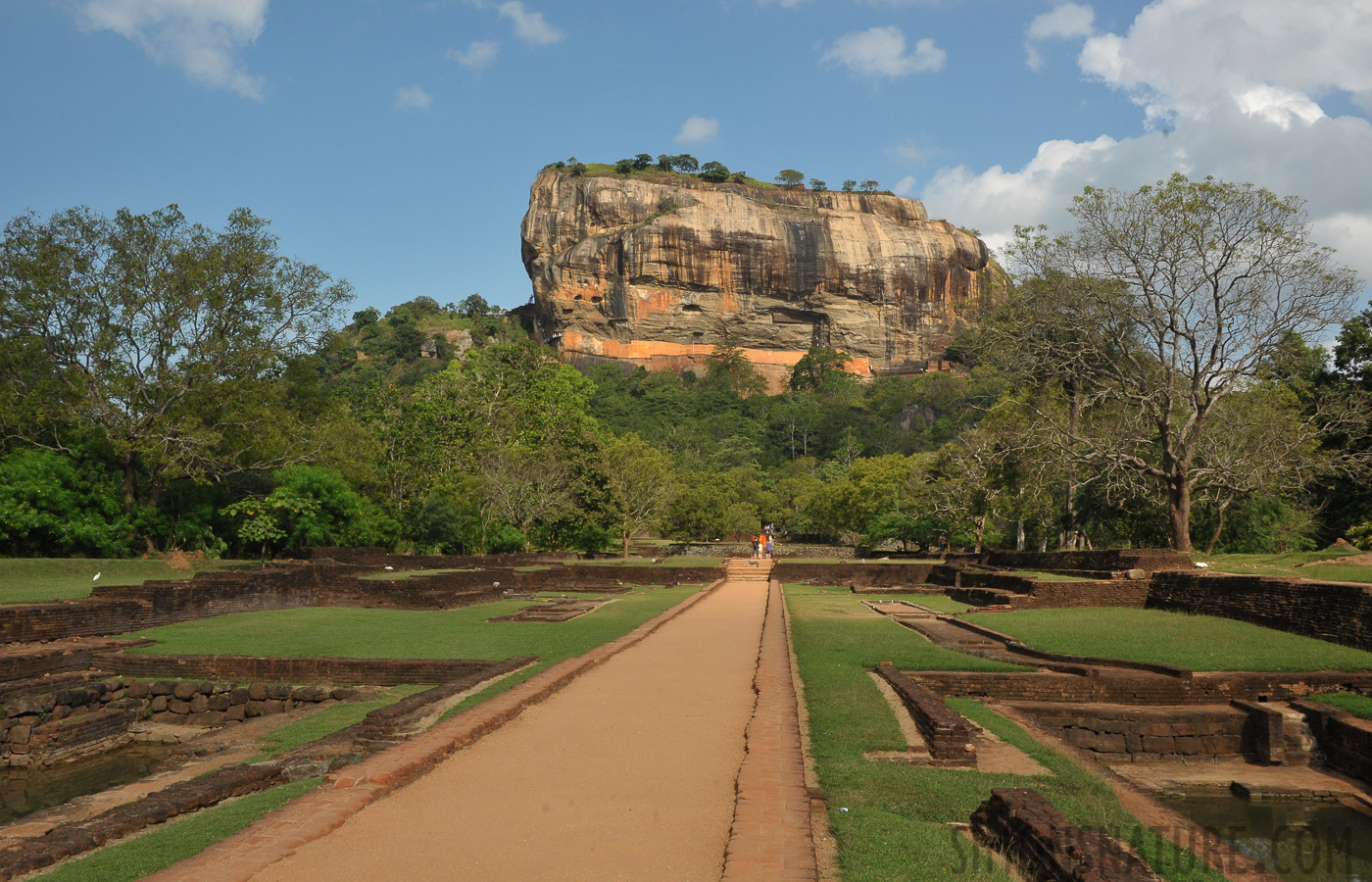 Sigiriya [32 mm, 1/640 sec at f / 16, ISO 1000]